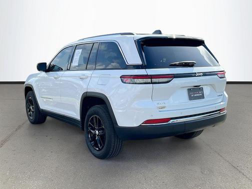 Bright White Clearcoat 2023 Jeep Grand Cherokee Laredo