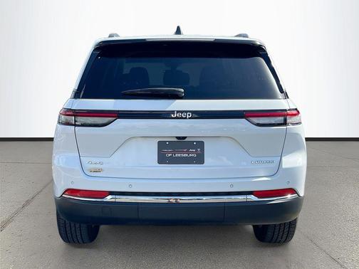 Bright White Clearcoat 2023 Jeep Grand Cherokee Laredo