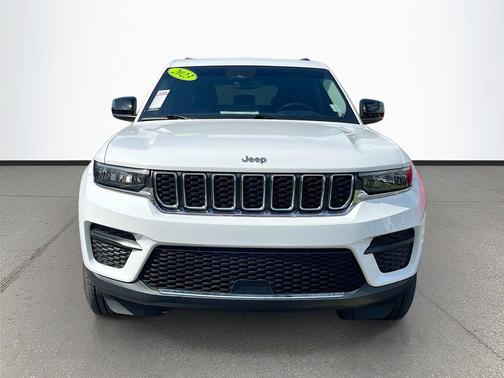Bright White Clearcoat 2023 Jeep Grand Cherokee Laredo