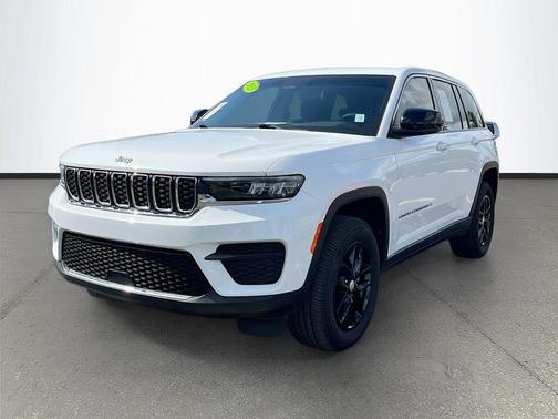Bright White Clearcoat 2023 Jeep Grand Cherokee Laredo