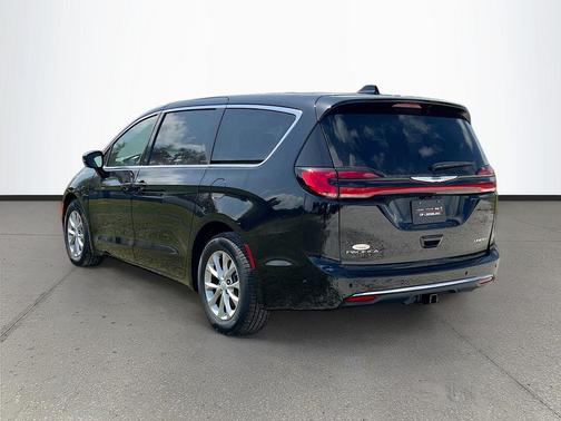 Diamond Black Crystal Pearlcoat 2026 Chrysler Pacifica Limited