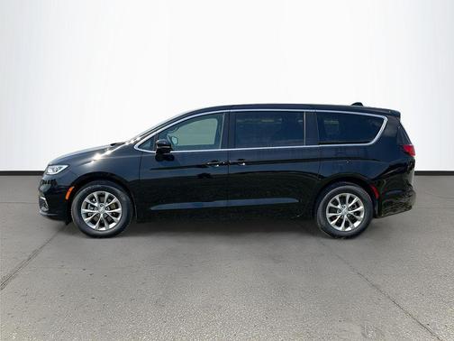 Diamond Black Crystal Pearlcoat 2026 Chrysler Pacifica Limited