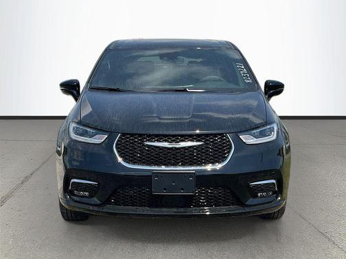 Diamond Black Crystal Pearlcoat 2026 Chrysler Pacifica Limited