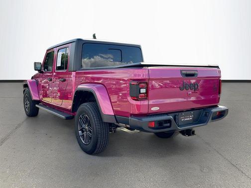 Tuscadero Pearlcoat 2024 Jeep Gladiator Willys