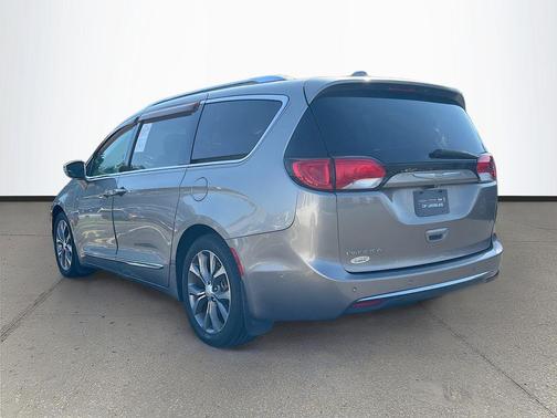 Molten Silver 2017 Chrysler Pacifica Limited