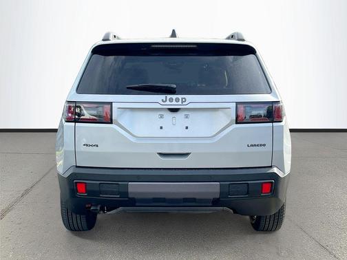 Silver Zynith Clearcoat 2026 Jeep Cherokee Laredo