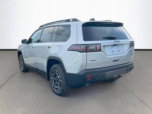 Silver Zynith Clearcoat 2026 Jeep Cherokee Laredo