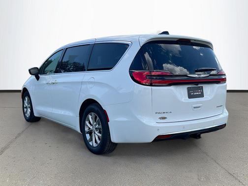 Bright White Clearcoat 2026 Chrysler Pacifica Limited