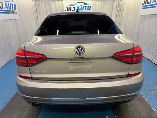 2016 Volkswagen Passat 1.8T SE