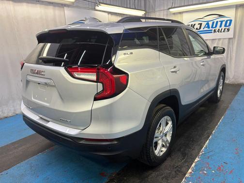 Quicksilver Metallic 2022 GMC Terrain SLE