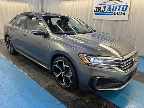 Platinum Gray Metallic 2022 Volkswagen Passat 2.0T R-Line