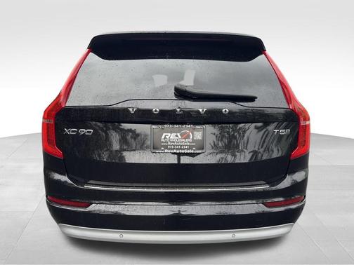 2022 Volvo XC90 T5 Momentum