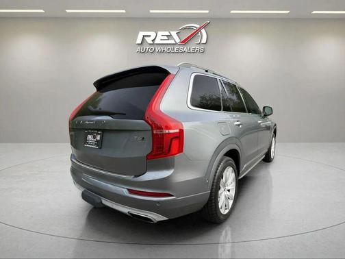 2016 Volvo XC90 T6 Momentum