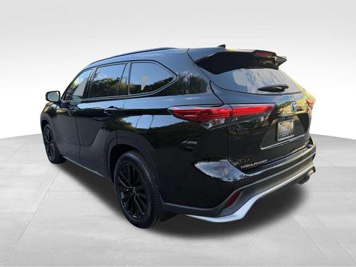 Midnight Black Metallic 2023 Toyota Highlander XSE