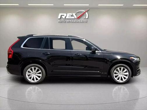 2016 Volvo XC90 T6 Momentum