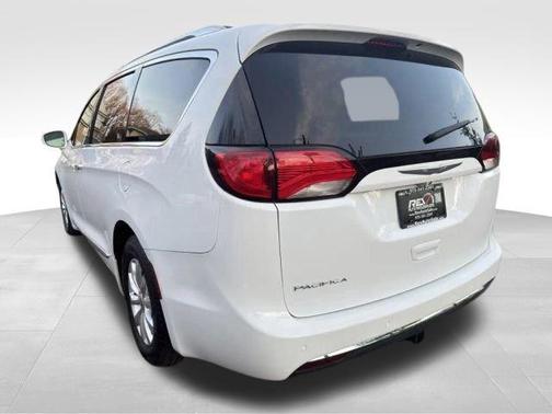 Bright White Clearcoat 2018 Chrysler Pacifica Touring-L