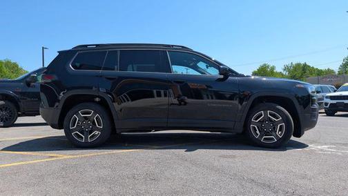 Diamond Black Crystal Pearlcoat 2026 Jeep Cherokee Laredo