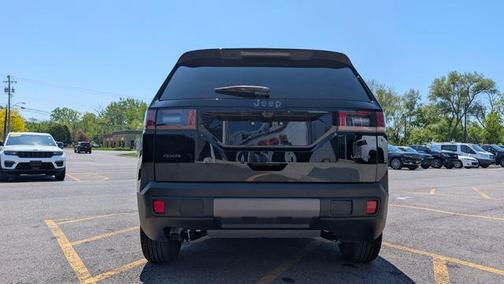 Diamond Black Crystal Pearlcoat 2026 Jeep Cherokee Laredo