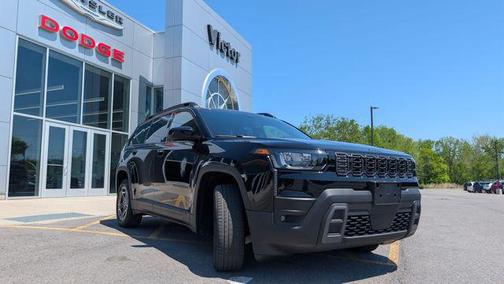 Diamond Black Crystal Pearlcoat 2026 Jeep Cherokee Laredo