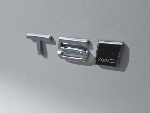 2020 Volvo XC40 T5 Momentum