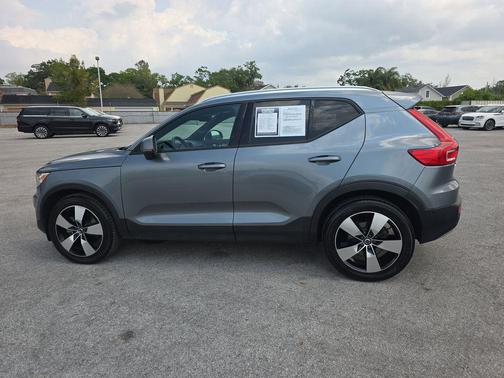 Gray Metallic 2019 Volvo XC40 T5 Momentum