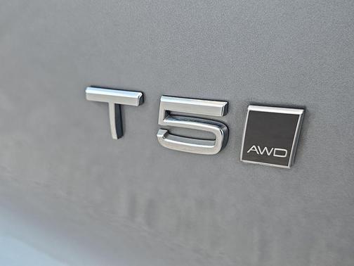 Gray Metallic 2019 Volvo XC40 T5 Momentum