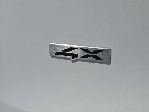 Clear White/Black Roof 2024 Kia Seltos SX Turbo