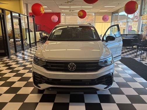 2023 Volkswagen Tiguan 2.0T SE R-Line Black