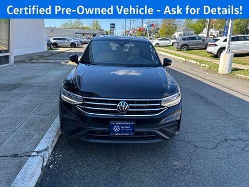 Deep Black Pearl Effect 2023 Volkswagen Tiguan 2.0T SE