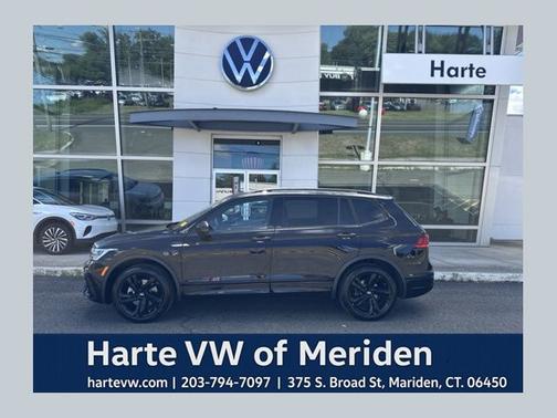Deep Black Pearl Effect 2024 Volkswagen Tiguan 2.0T SE R-Line Black