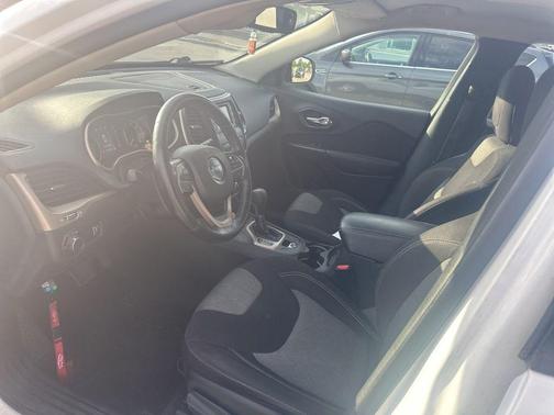 Bright White Clearcoat 2015 Jeep Cherokee Sport