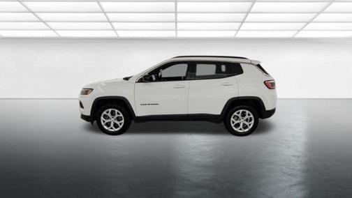 Bright White Clearcoat 2024 Jeep Compass Latitude