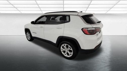 Bright White Clearcoat 2024 Jeep Compass Latitude