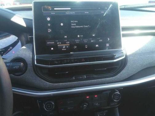 Bright White Clearcoat 2024 Jeep Compass Latitude