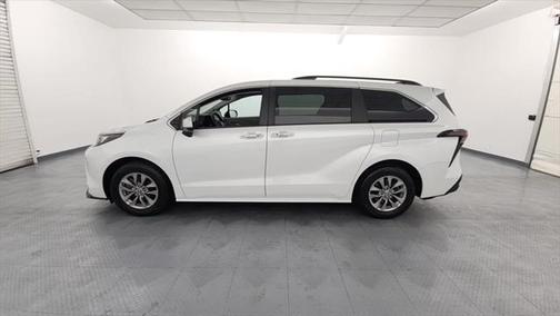 2023 Toyota Sienna XLE 8 Passenger