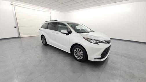 2023 Toyota Sienna XLE 8 Passenger