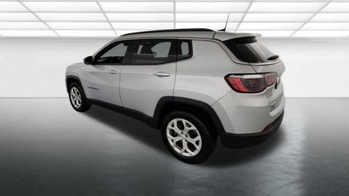 Silver Zynith Metallic Clearcoat 2024 Jeep Compass Latitude