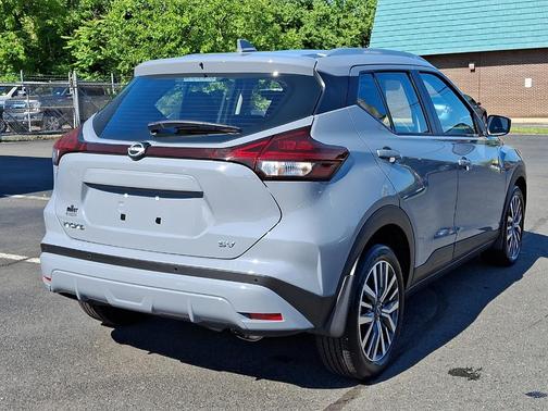 Boulder Gray Pearl 2023 Nissan Kicks SV