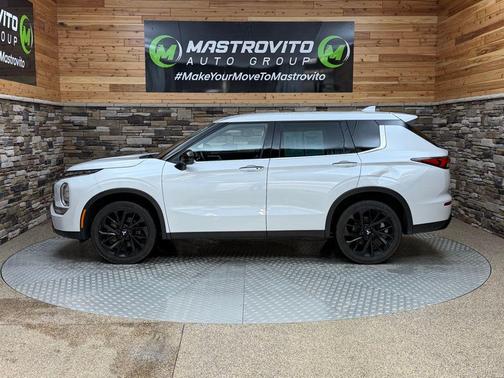 2023 Mitsubishi Outlander SE