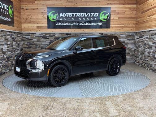 Black Diamond 2023 Mitsubishi Outlander SE Black Edition