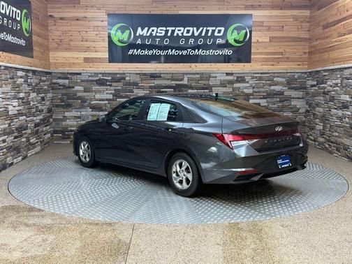 2022 Hyundai ELANTRA SE