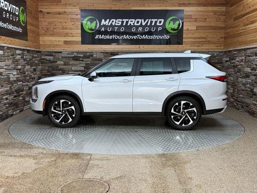 2023 Mitsubishi Outlander SE