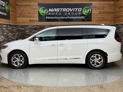 Bright White Clearcoat 2022 Chrysler Pacifica Limited