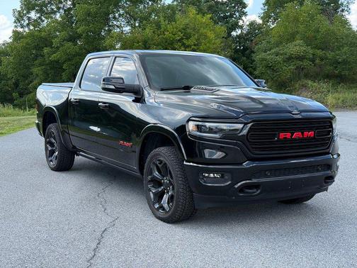 Diamond Black Crystal Pearlcoat 2022 RAM 1500 Limited