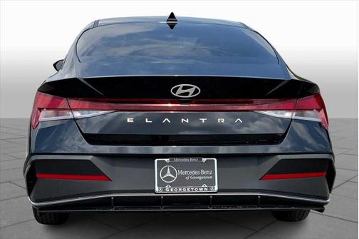 2024 Hyundai ELANTRA SE