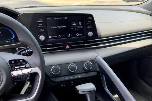 2024 Hyundai ELANTRA SE