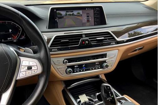 2022 BMW 740 i