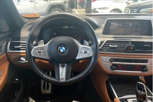 2022 BMW 740 i