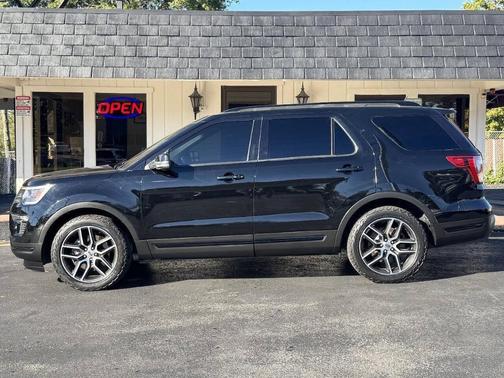 Black 2018 Ford Explorer sport