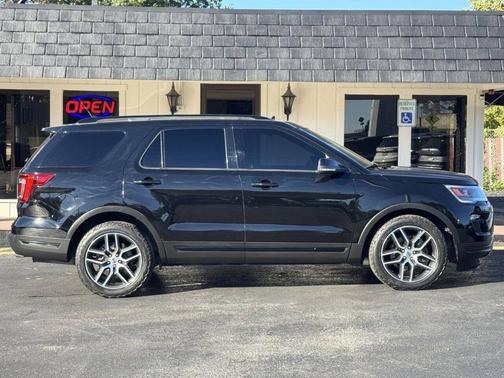Black 2018 Ford Explorer sport